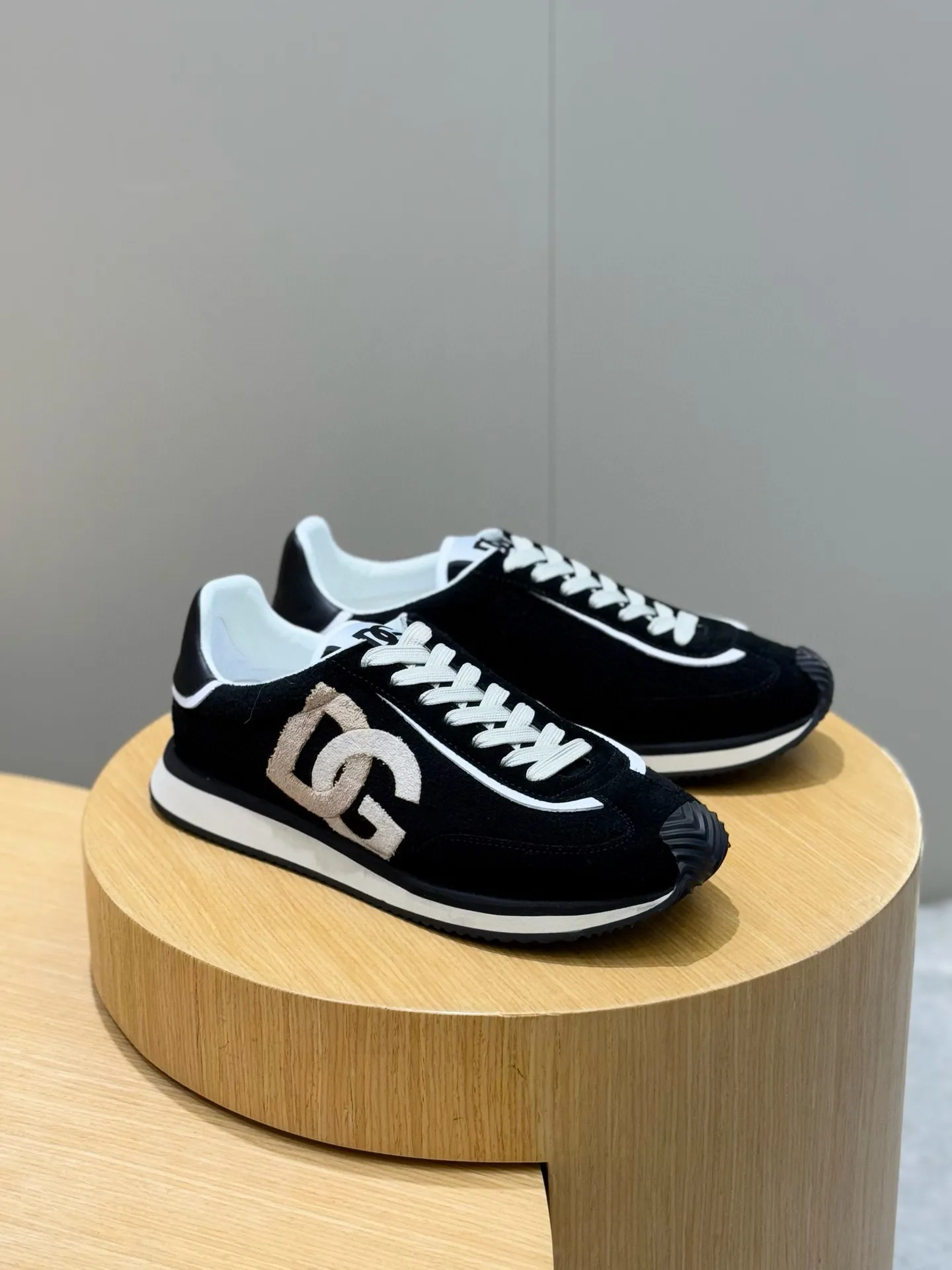 Factory price: 438💰DG Cushion high-end men's sports and casual shoes made of spliced materials. The new Cushion sports shoes are made of two-color suede upper｜Contrasting mesh printing on the side and DG cross logo are the finishing touch｜The lightweight and grippy rubber outsole adopts an innovative design to provide excellent performance｜The jacquard label adds timeless style｜Original imported cowhide, multiple material splicing design, imported cowhide lining Cowhide feet, original TPR elastic outsole Size: 39-44 (customized at 38.45)